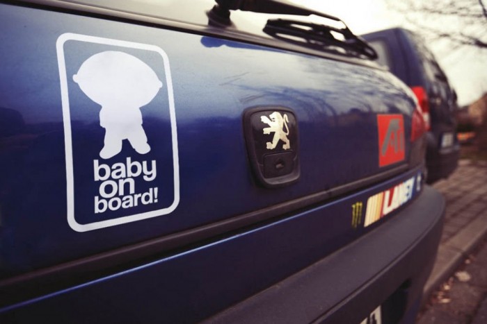 Veszélyes a Baby on board matrica? 4 | Vezess Ha öntapadóst használ, akkor a karosszériára ragassza