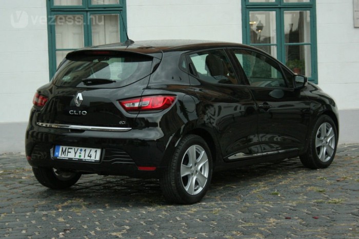 Exkluzív: magyar utakon az új Clióval 12 Lehetne Mitsubishi vagy más japán autó is. A fő-fő designer a Mazdától érkezett a Renault-hoz. 4062 milliméteresre nőtt a Clio, tengelytávja 2589 mm