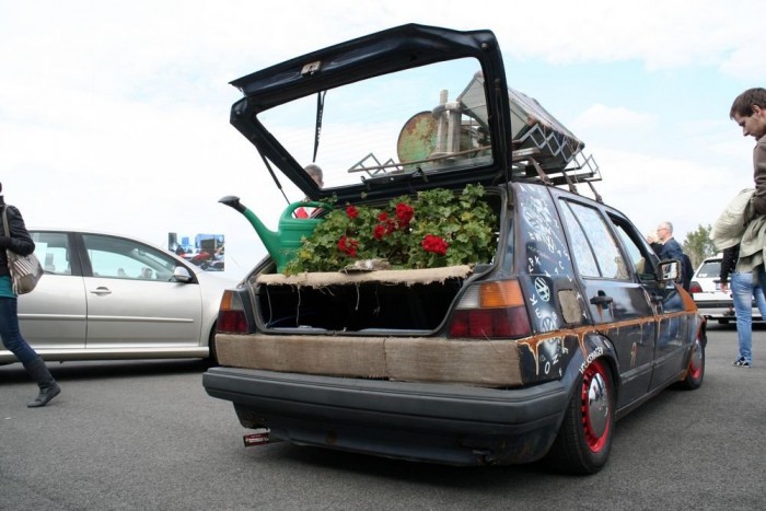 Kiskert a csomagtartóban