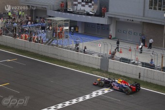 F1: Vettel nyert, vezeti a bajnokságot