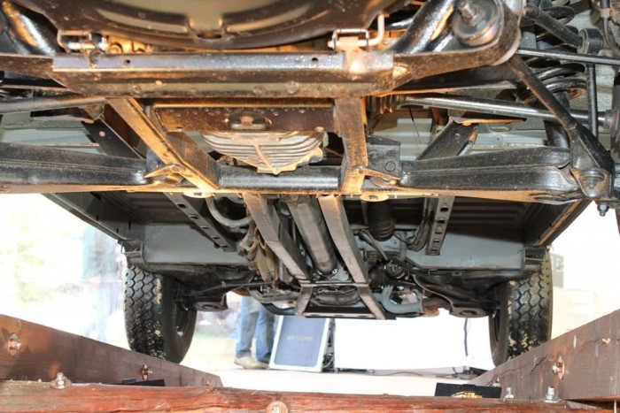 A farmotor miatta a kardántengely hátulról hajt előre