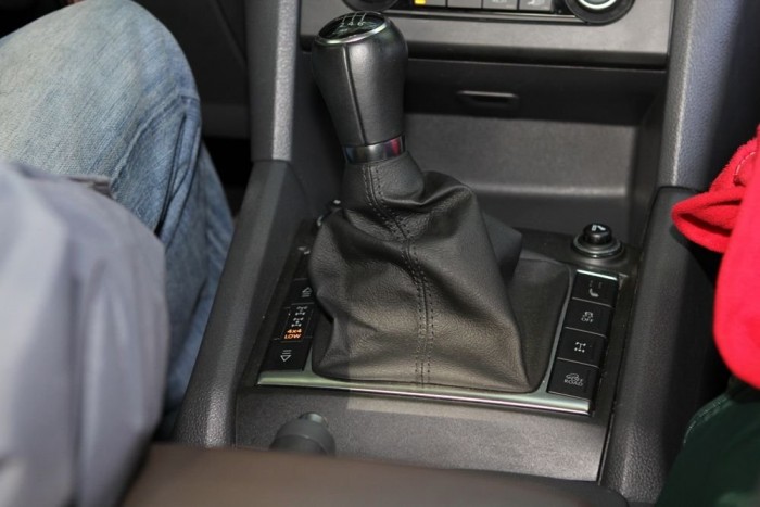 Nyomógombbal kapcsolható az összkerékhajtás és a felező, valamint a többi terepes funkció