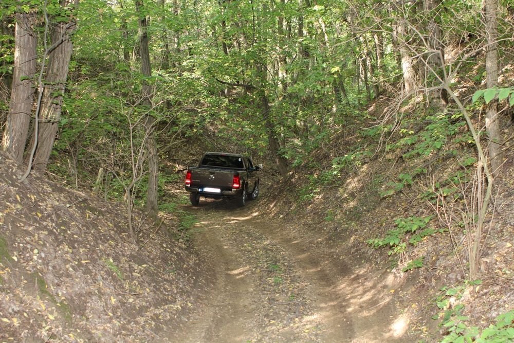 Az Amarok lassan eltűnik a kanyarban