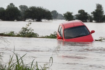 Autóstul csúszott a tóba a horgász