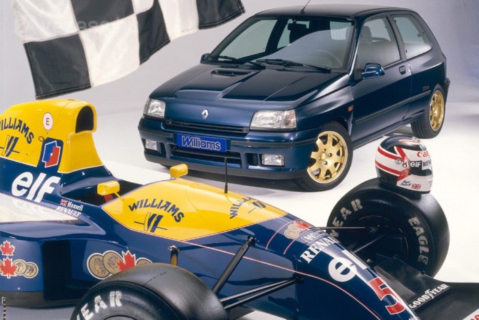 Utcai Renault F1-es kötödéssel 4