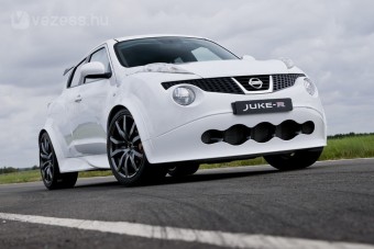 Utcán az 545 lovas Nissan-fenevad