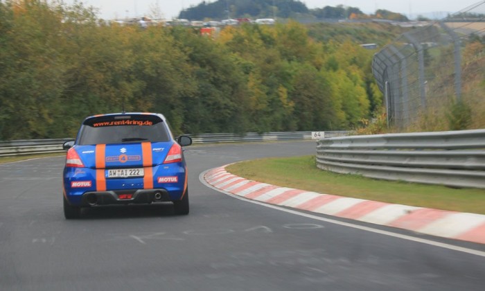 Profi sofőrrel erősebb autókat is megszorongat