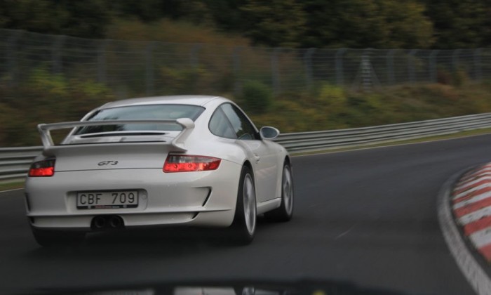 Ijesztő tempóban húznak el a Porschék