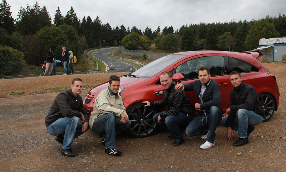 Nürburgring, zöld pokol: így hívják a világ legismertebb, leghosszabb és legalattomosabb versenypályáját, ahol szinte minden autógyár tesztel, és ahová minden autóbuzinak el kell jutnia legalább egyszer életében. Hogyan és mennyiért?