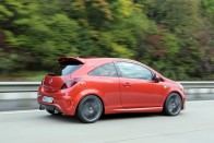 Opel Corsa OPC Nürburgring Edition - visszatérés a szülőhelyre. 210 lóerő, 250 newtonméteres nyomaték, 230 km/órás végsebesség, 6.8 másodperc százig. Ezt tudja a különleges OPC, amelybe most újra beleszerettünk. A módosított Bilstein futómű, a nagyobb fékek és abroncsok sokat dobnak az összhatáson, és  nem keveset hoznak a pályán. M3-as BMW-kel versenyeztünk a Nordscleifén, mindezt egy 7,5 millió forintos autóval.