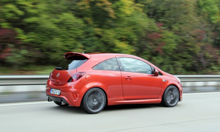 Pokoli túra 4 Opel Corsa OPC Nürburgring Edition - visszatérés a szülőhelyre. 210 lóerő, 250 newtonméteres nyomaték, 230 km/órás végsebesség, 6.8 másodperc százig. Ezt tudja a különleges OPC, amelybe most újra beleszerettünk. A módosított Bilstein futómű, a nagyobb fékek és abroncsok sokat dobnak az összhatáson, és nem keveset hoznak a pályán. M3-as BMW-kel versenyeztünk a Nordscleifén, mindezt egy 7,5 millió forintos autóval.