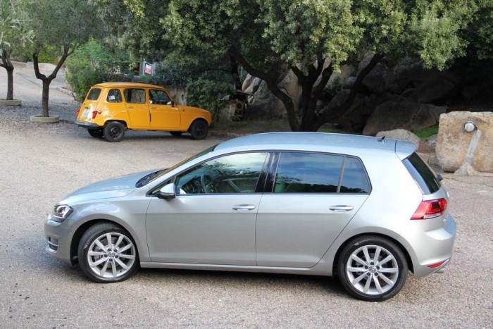Vezettük az új Golfot 2 Dizájn-ikon, hangzott el kb. 37-szer a bemutatón. Valóban az, mögötte pedig egy másik, egy Renault 4-es