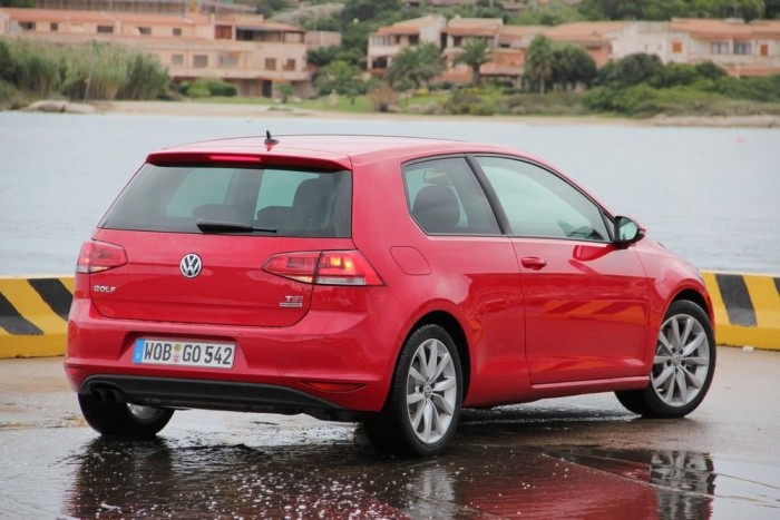 Vezettük az új Golfot 7 | Vezess Ebből a szögből a legegyértelműbb a Golf formája. A vastag C-oszlop és a hátfal jellegzetes dőlése adja meg leginkább a kompakt VW karakterét