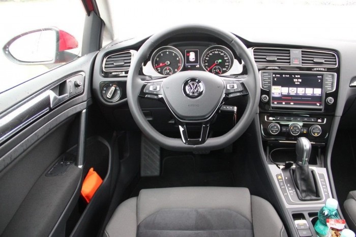 Vezettük az új Golfot 14 | Vezess A kormány irgalmatlanul széles állítási tartományban mozgatható mindenfelé, az ülés alatt kihúzható fiók is van, és persze masszázsfotel funkció és rendelhető a Golfhoz