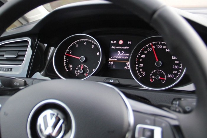 Vezettük az új Golfot 12 | Vezess A 9,2-t a padlógázas szerpentinezésen szedtük össze, a henger-lekapcsolós üzenetet szelíd andalgáskor