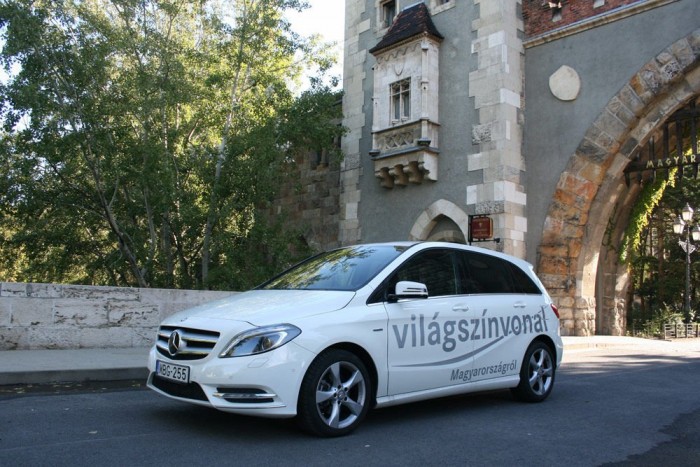 Tényleg világszínvonalú a magyar Mercedes? 2 6,9 millió forintról indul a B-osztály, ez a kocsi 10,3 millió. Indulásakor a kecskeméti és a németországi gyár együtt sem tudta kielégíteni az igényeket, amit a Daimler-főnök luxusproblémának nevezett