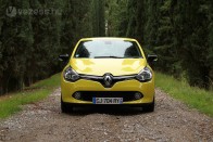 Hatalmas Renault embléma díszlik az orrán