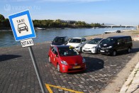 Ha a sima Prius kicsi, ugyanezt tudja nagyobb csomagtérrel az 5+2 üléssel is rendelhető Prius+. 2013 elejétől a teljes hibrid hajtásláncot megkapja a csinosabb Auris HSD kombi is