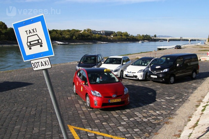 Milyen taxi legyen Budapesten? 21 Ha a sima Prius kicsi, ugyanezt tudja nagyobb csomagtérrel az 5+2 üléssel is rendelhető Prius+. 2013 elejétől a teljes hibrid hajtásláncot megkapja a csinosabb Auris HSD kombi is