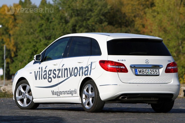 Milyen taxi legyen Budapesten? 20 Furcsa egy európai autón, de a bal oldalra nyíló tankfedélnek inkább örülnének a szakik, mert ez az oldal többször szabad a kutakon