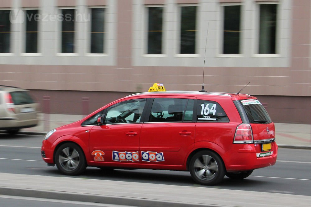 Mind népszerűbbek az 5+2 üléses egyterűek. Nagy a csomagterük és öt-hat ember is elmehet egy taxival