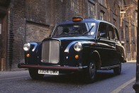 Jól megválasztott színnel és típussal az egységes taxi egy város jelképévé válhat. A londoni taxi formája alig változott, amíg az 1948-as Austin FX3-ból LTI TX4 lett az 1990-es évek végére. Az NV200 lehet a veszte, ha New York után itt is leváltja a taxikat