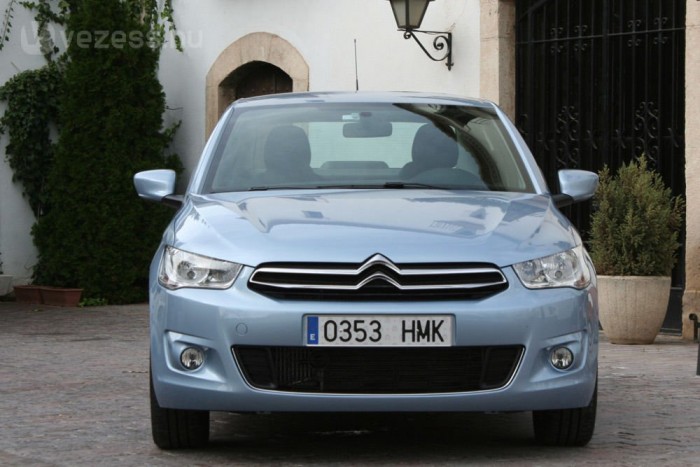 Váltótól és gumitól függően 5,1-5,3 l/100 km a háromhengeres VTi 72 átlagfogyasztása