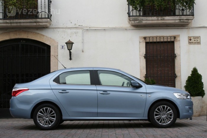 265,2 centis tengelytávja a leghosszabb a kiskocsikból tenyésztett négyajtósok között. Futóműve igazán jó lett