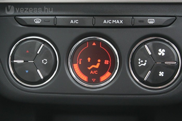 Automata légkondi nincs, bár a kijelző digitális. Forró éghajlatú országoknak szól az AC MAX gomb, ami segít gyorsabban lehűteni az utasteret. Az ukrán és orosz piacra szállított modellek szélvédőfűtést kapnak
