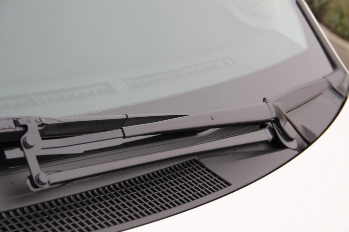 A passzivitás élvezete – teszteltük a legolcsóbb hibridautót 13 | Vezess Az egyetlen ablaktörlő lapátja alá fúj a karon lévő spricni. Nem kellett lyukat fúrni a motorháztetőre