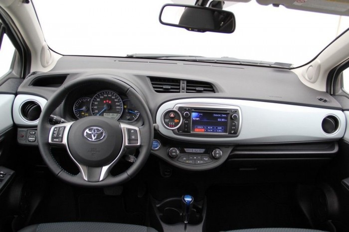 A passzivitás élvezete – teszteltük a legolcsóbb hibridautót 7 | Vezess Régi trükk a kisautókban a középkonzol elhagyása, így javul a térérzet, nő a térdhely