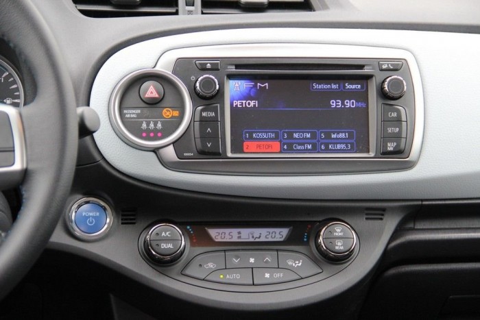 A passzivitás élvezete – teszteltük a legolcsóbb hibridautót 8 | Vezess Kétzónás digitális klíma, kulcs nélküli nyitás-indítás, telefonkihangosítás, navigáció: a Yaris Hybrid felextrázva mindent tud, amit a nagyok