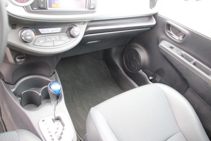 A passzivitás élvezete – teszteltük a legolcsóbb hibridautót 9 | Vezess Sok a tárolóhely, rekesz, de sok közte a nagyon apró l'art pour l'art üreg is, amiben valójában semmi nem fér el (pohártartó előtt, könyöklőben kettő is...)