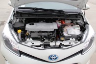 A Toyota továbbra is zseniális hibridrendszere a városi fogyasztást képes csodálatosan alacsonyra vinni: a katalógusérték 3,1 liter százon. A valóságban is meg lehet úszni négy liter alatt