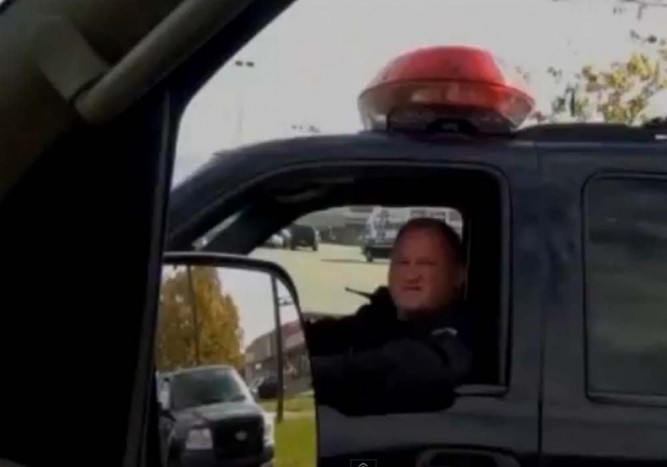 Okos ötlet kioktatni egy rendőrt?