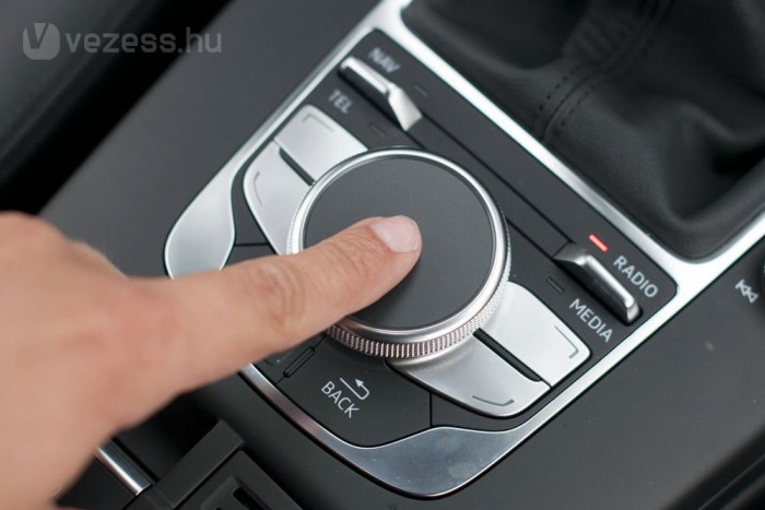 Kézzel írhatunk a vezérlőtárcsa tetejére. Az üres hely kihasználása is nagy ötlet