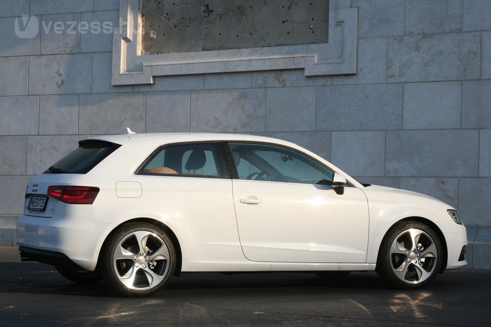 7 615 300 forinttól kapható a 2,0 TDI Ambition, az ötajtós Sportback 7 927 720 forintba kerül