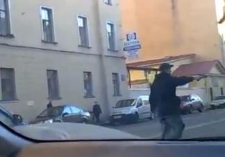 Lövöldözés fényes nappal, közúton