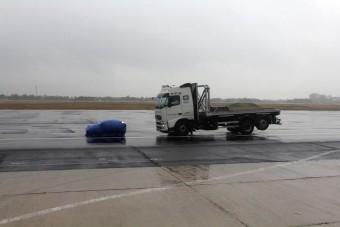 Vészfékez, majd betömi a turbólyukat