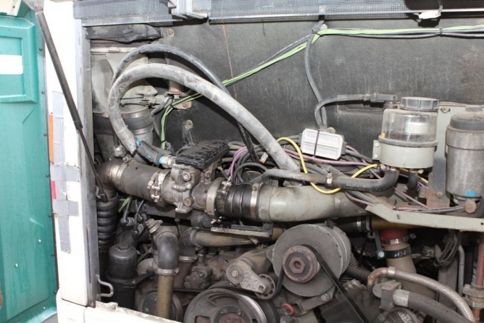 Balra a motor és az intercooler közé, a szívócsőre került a PBS vezérlője és szelepe