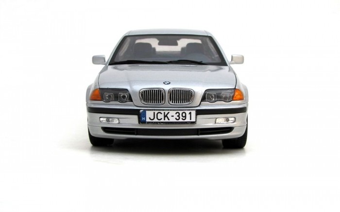 Elhasználva 6 | Vezess Az összkép nem rossz, a részleteknél darabos. A tükör töve nem lett feketére festve, a lámpák burája is túl vastag, ezért olyan torz a tekintete