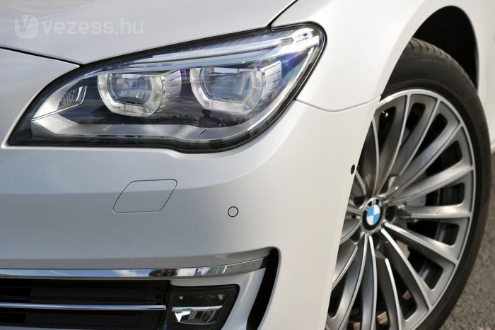 A reflektoron hagyható fényszóróban mechanikus takarólemez helyett egyes LED-ek kikapcsolása akadályozza meg a szembejövők vakítását