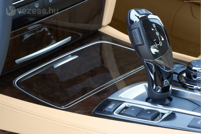 Térképpel spórol a 30 milliós BMW 10 Bár a nyolcfokozatú ZF-automata páratlanul finoman cseréli a fokozatokat, mégis jobb néha, ha kicsit tartja őket, amitől az autó nagyobb erővel gyorsíthat ki a kanyarból vagy erősebb motorfékkel érkezhet meg a fordulóhoz