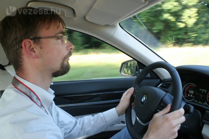Terebélyes és nehéz, mégis jó vezetni a 7-es BMW-t