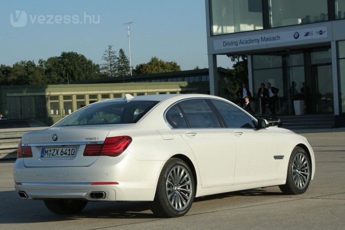 Térképpel spórol a 30 milliós BMW 8 4,8 másodperc a gyári adat százig, a végsebességet 1987-ben, az első 750iben is 250-re korlátozta a gyár