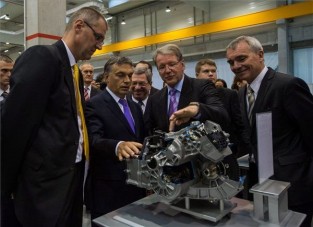 Orbán az autóiparban hisz
