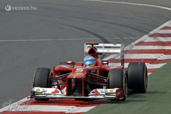 F1: Alonso hibába kergetné a Red Bullt