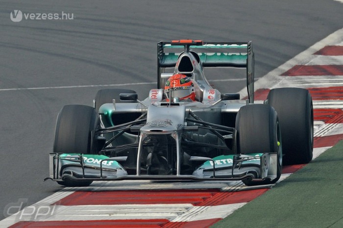 F1: Schumacher megint a Pirellire mutogat