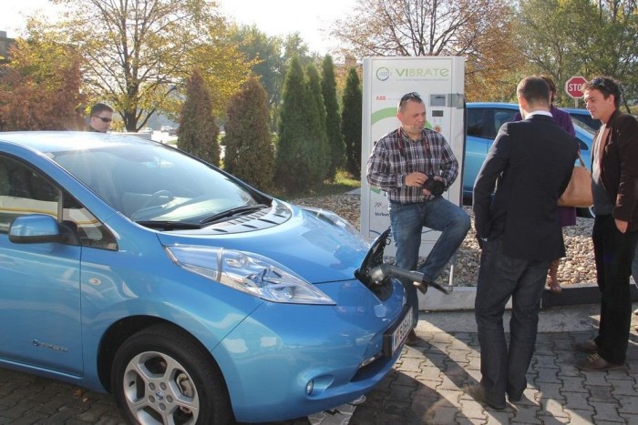 Az 500 voltos egyenáramú töltőoszlopot Pozsonyban éppúgy egy benzinkútnál állították fel, mint Budapesten. Ez is ABB-termék