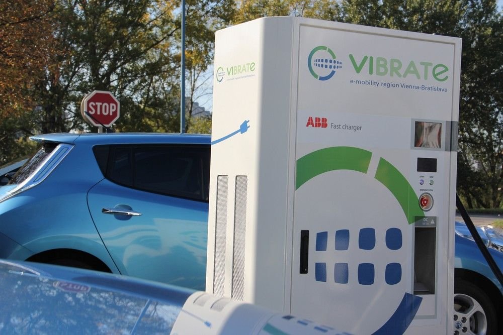 A VIBRATe projektben a Bécs-Pozsony térség elektromos autóinak felhasználói szokásait elemzi az energiaszolgáltatókból, tudományos intézetekből álló társulás